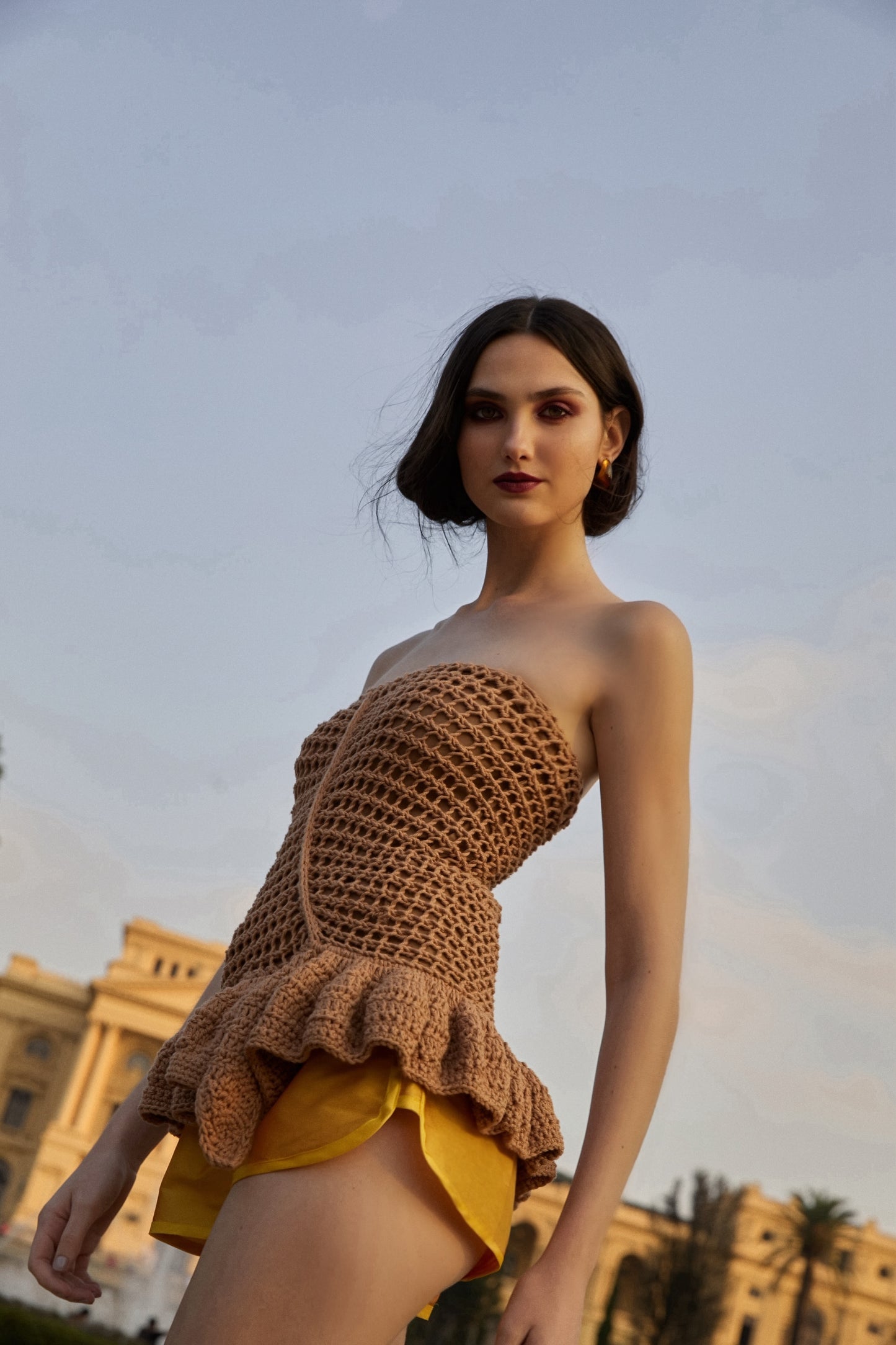 Blusa sem alças com decote reto, da marca Isabela Monteiro, feita à mão em tricô e em crochê. 100% algodao. Forro fresquinho em malha de poliamida. Para completar o look, shorts em tafetá amarelo, também da marca Isabela Monteiro.
