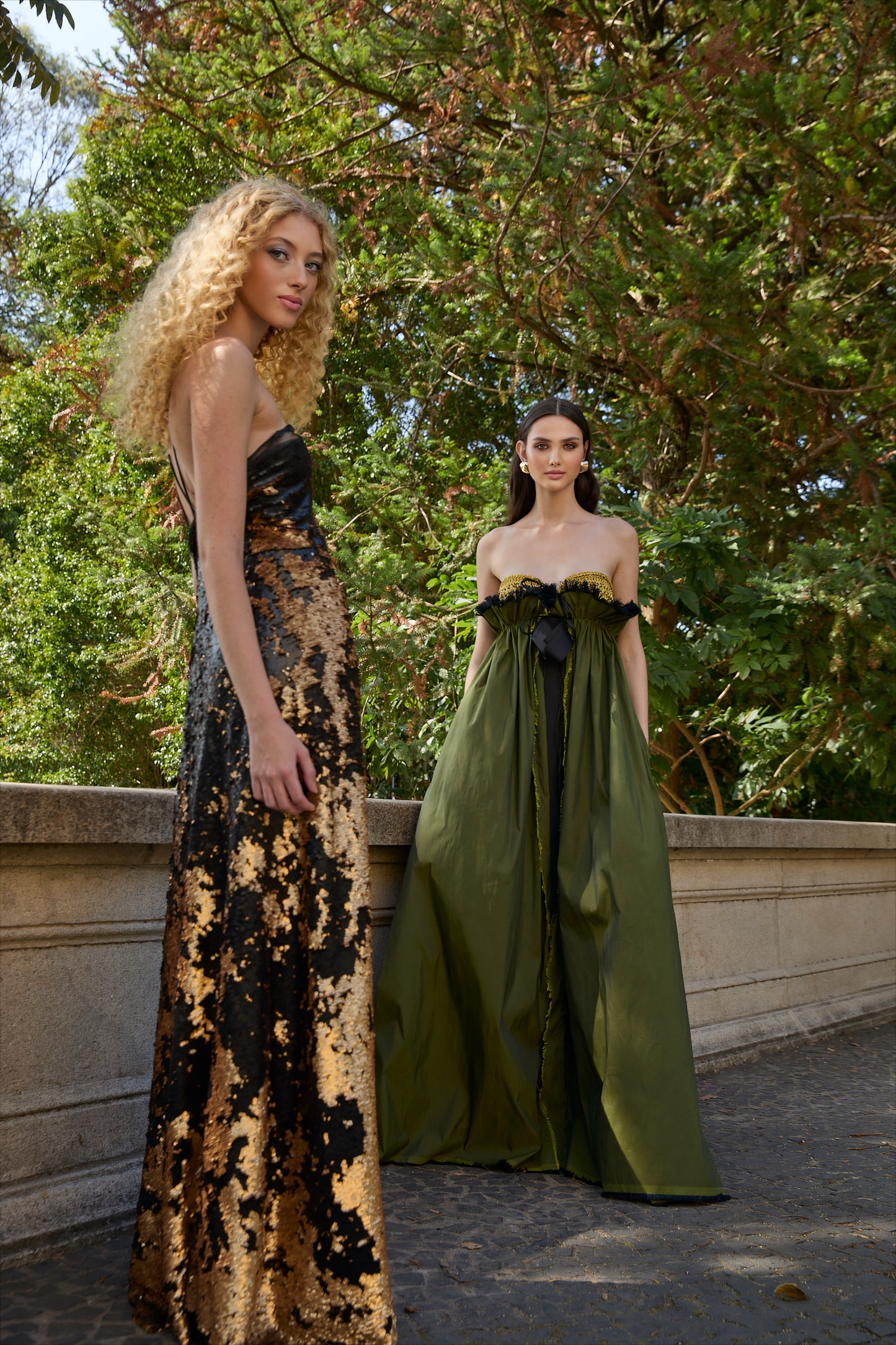 Vestido longo de festa da marca Isabela Monteiro, inteiro de paetê preto e dourado. O corte enviesado acompanha e desenha o corpo. Decote assimétrico na frente e profundo nas costas. Vestido de festa longo da marca Isabela Monteiro. Bustier dourado feito à mão em croche, saia de tafetá verde chageant com detalhe franzido e desfiado à mão, com saia de cetim de seda pura preta. Decote nas costas.