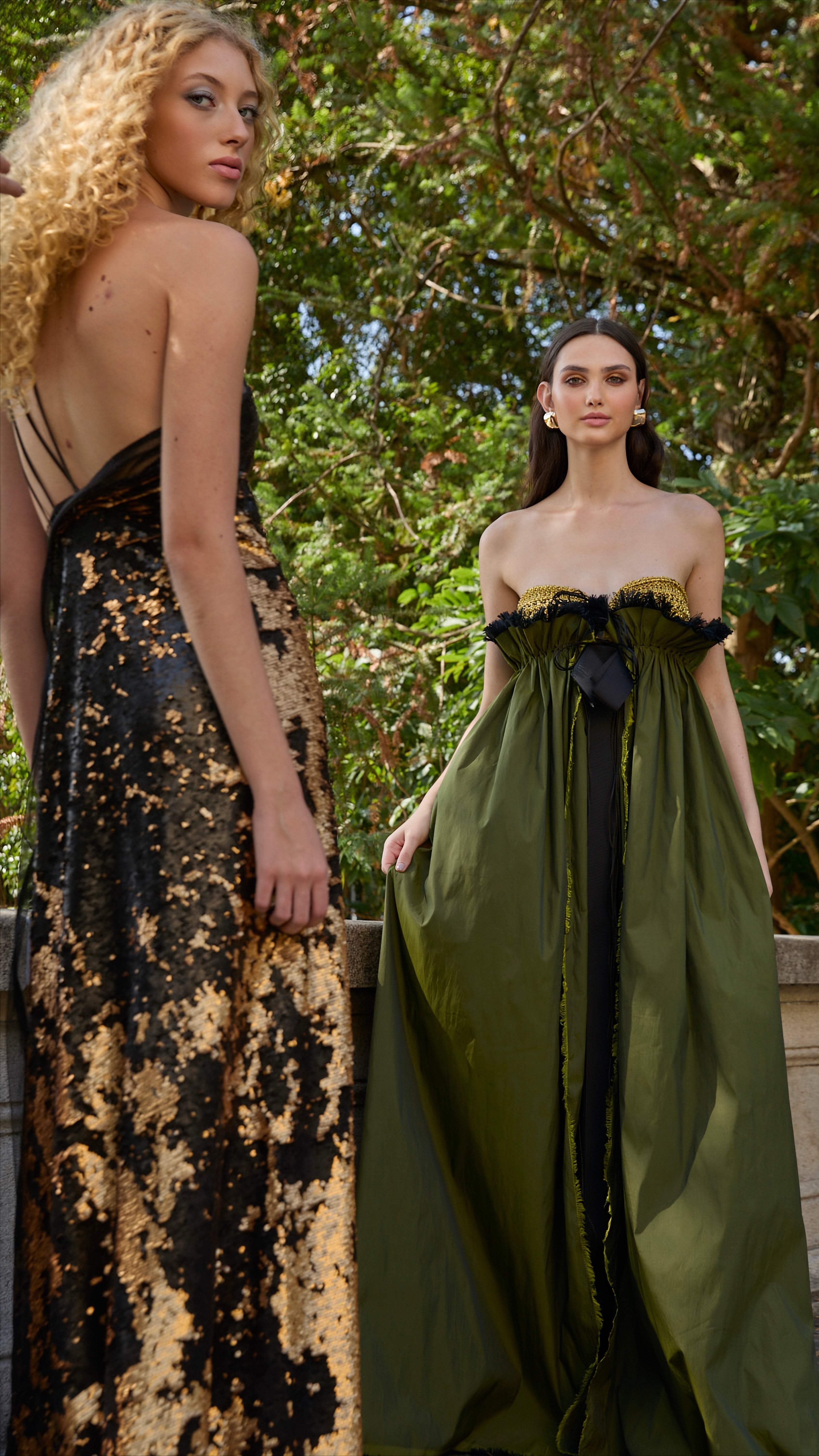 ISABELA MONTEIRO 2026 — A modelo Maya de Toni veste vestido longo festa enviesado paetê dourado e a modelo Larissa Gorges veste Vestido top crochê feito à mão com dourado fio metalizado e saia tafetá verde, ambos da coleção Isabela Monteiro 2026 em foto por Alexandre Furcolin Filho e beleza por Cris Biato.