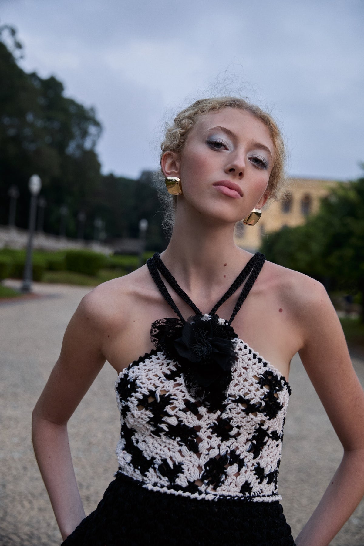 Blusa preto e branco frente única da marca Isabela Monteiro, toda feita à mão em crochê. Detalhe peplum de renda em crochê e decote cruzado nas costas com faixas ajustáveis. Flor no busto e longos pingentes, tudo feito à mão.