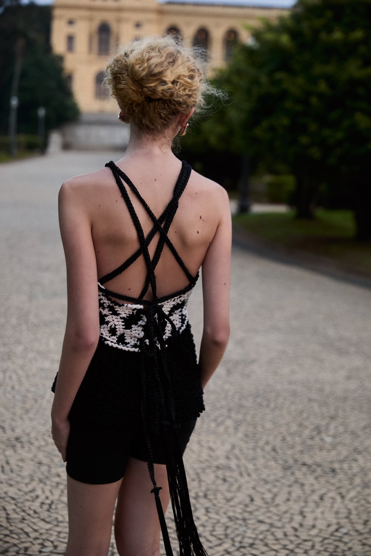 Blusa preto e branco frente única da marca Isabela Monteiro, toda feita à mão em crochê. Detalhe peplum de renda em crochê e decote cruzado nas costas com faixas ajustáveis. Flor no busto e longos pingentes, tudo feito à mão.