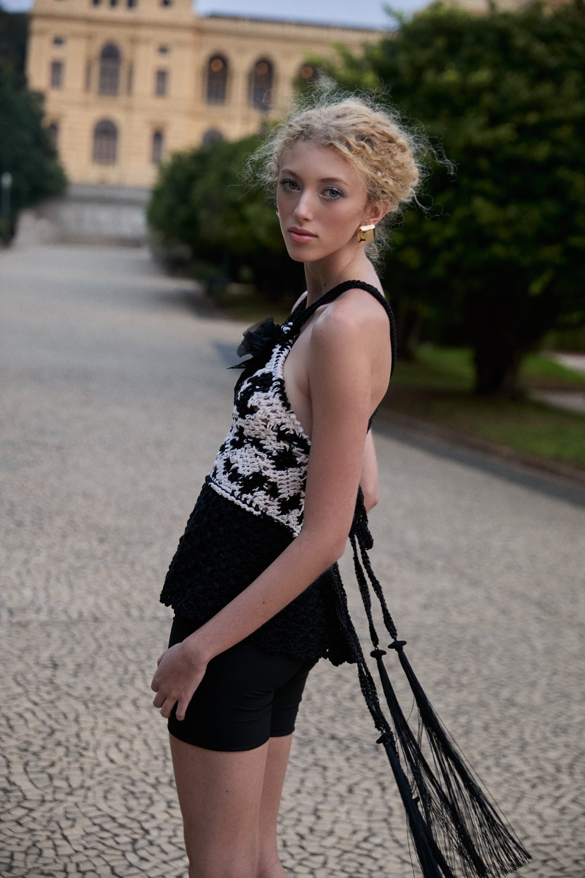 Blusa preto e branco frente única da marca Isabela Monteiro, toda feita à mão em crochê. Detalhe peplum de renda em crochê e decote cruzado nas costas com faixas ajustáveis. Flor no busto e longos pingentes, tudo feito à mão.