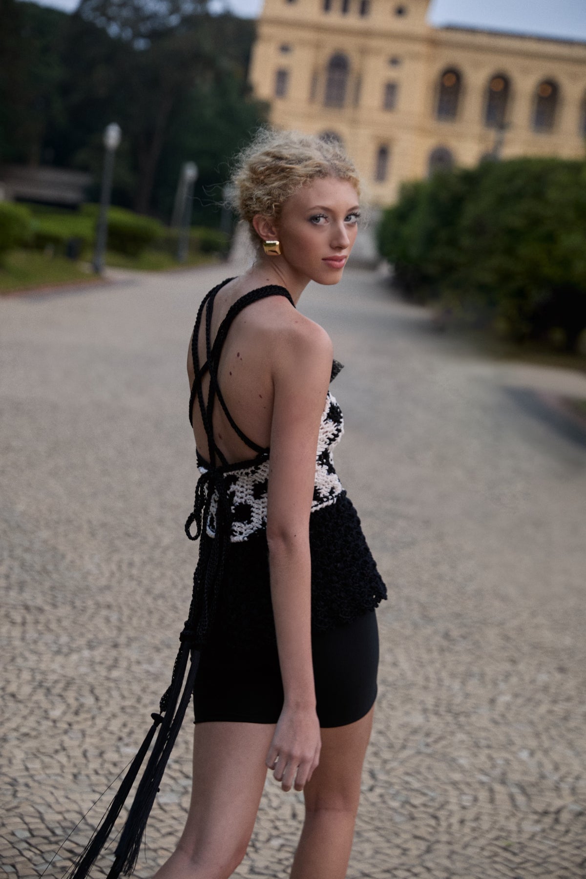 Blusa preto e branco frente única da marca Isabela Monteiro, toda feita à mão em crochê. Detalhe peplum de renda em crochê e decote cruzado nas costas com faixas ajustáveis. Flor no busto e longos pingentes, tudo feito à mão.