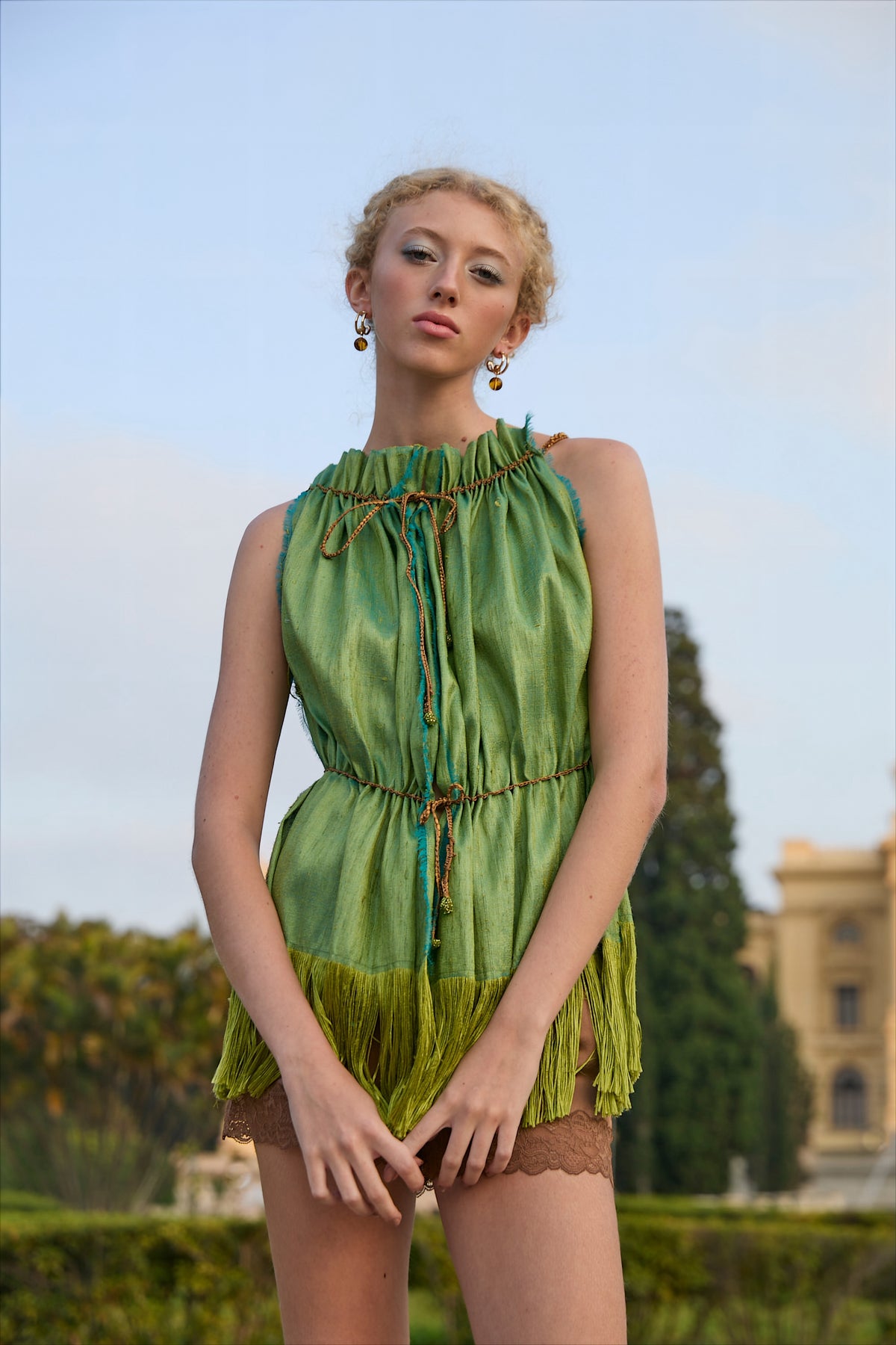 Blusa da marca Isabela Monteiro em shantung de seda pura em tons de verde changeant. Franzida, desfiada e costurada à mão.