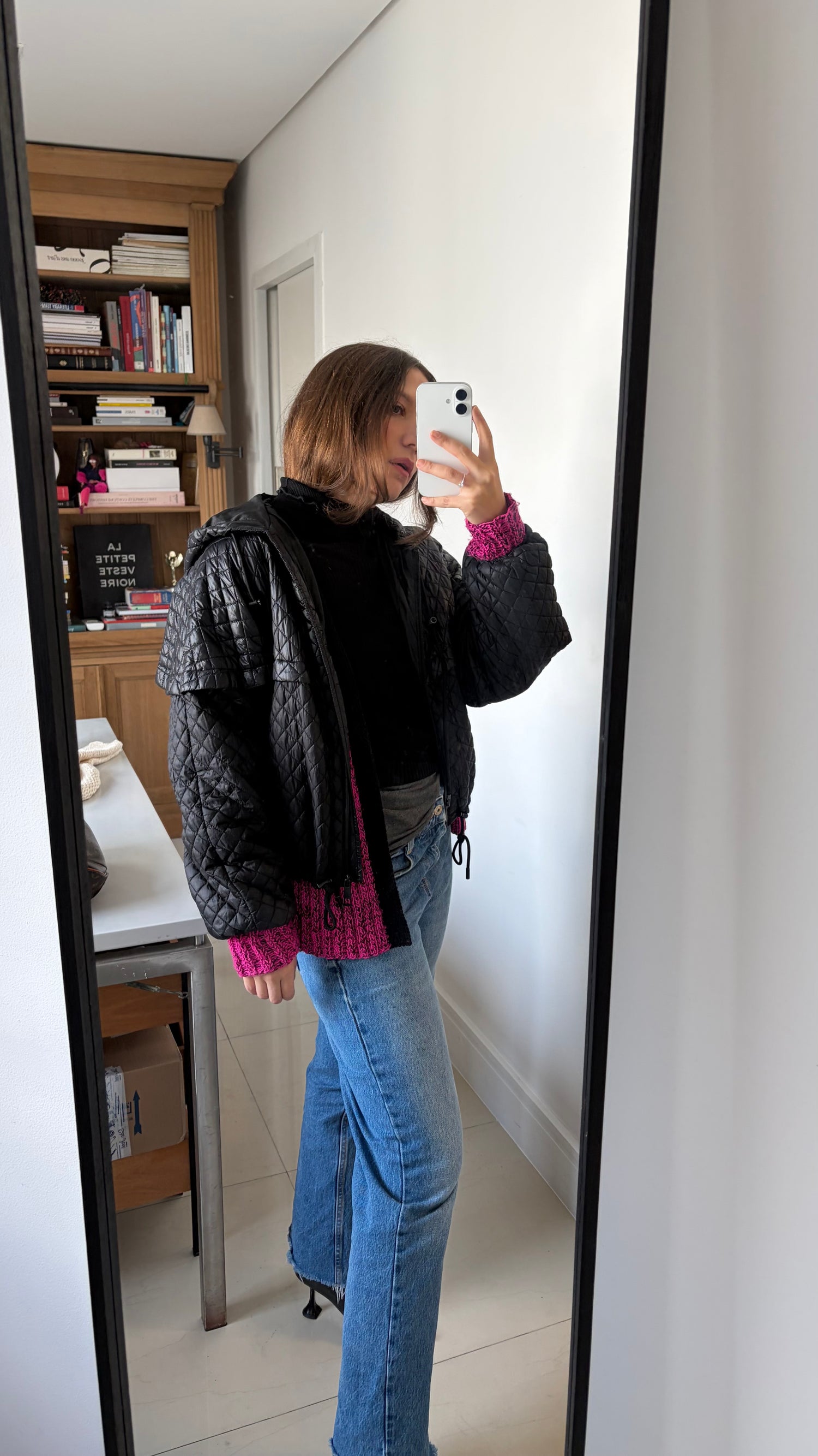 Isabela Monteiro veste o Cardigã Pink e Preto em lã Merino, todo feito à mão em tricô. Look do dia para trabalhar. 