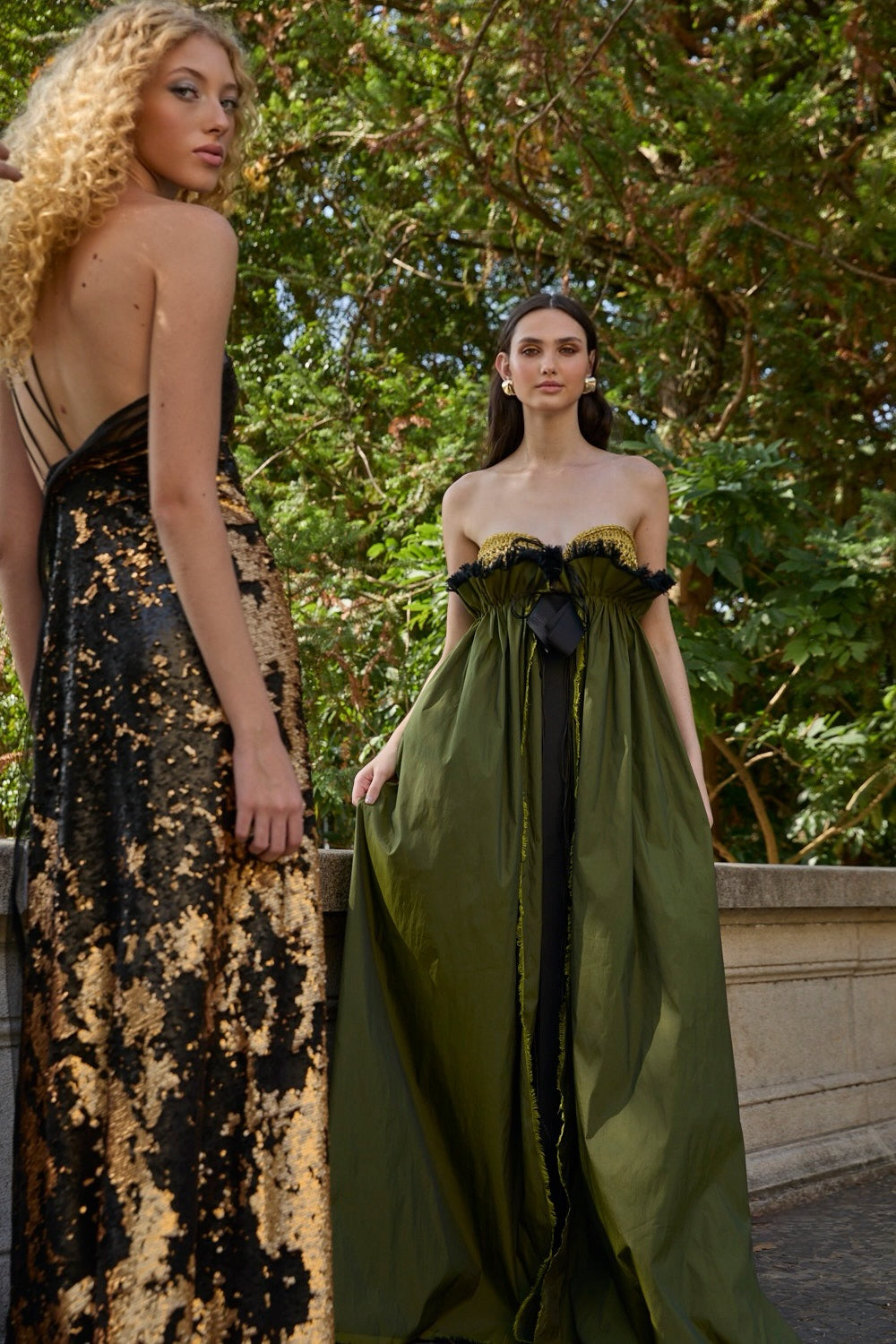 Vestido longo de festa da marca Isabela Monteiro, inteiro de paetê preto e dourado. O corte enviesado acompanha e desenha o corpo. Decote assimétrico na frente e profundo nas costas. Vestido de festa longo da marca Isabela Monteiro. Bustier dourado feito à mão em croche, saia de tafetá verde chageant com detalhe franzido e desfiado à mão, com saia de cetim de seda pura preta. Decote nas costas. 