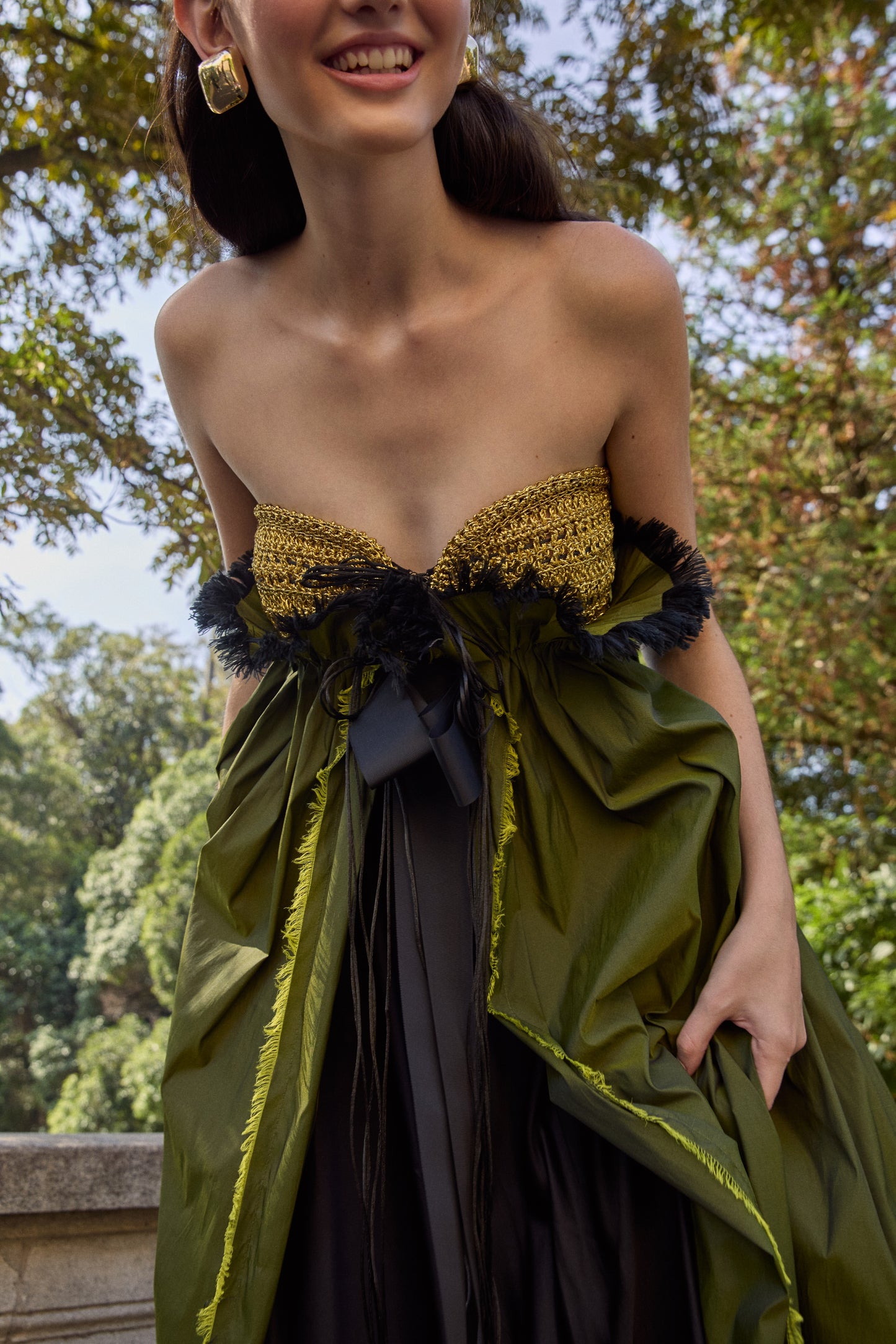 Vestido de festa longo da marca Isabela Monteiro. Bustier dourado feito à mão em croche, saia de tafetá verde chageant com detalhe franzido e desfiado à mão, com saia de cetim de seda pura preta. Decote nas costas.