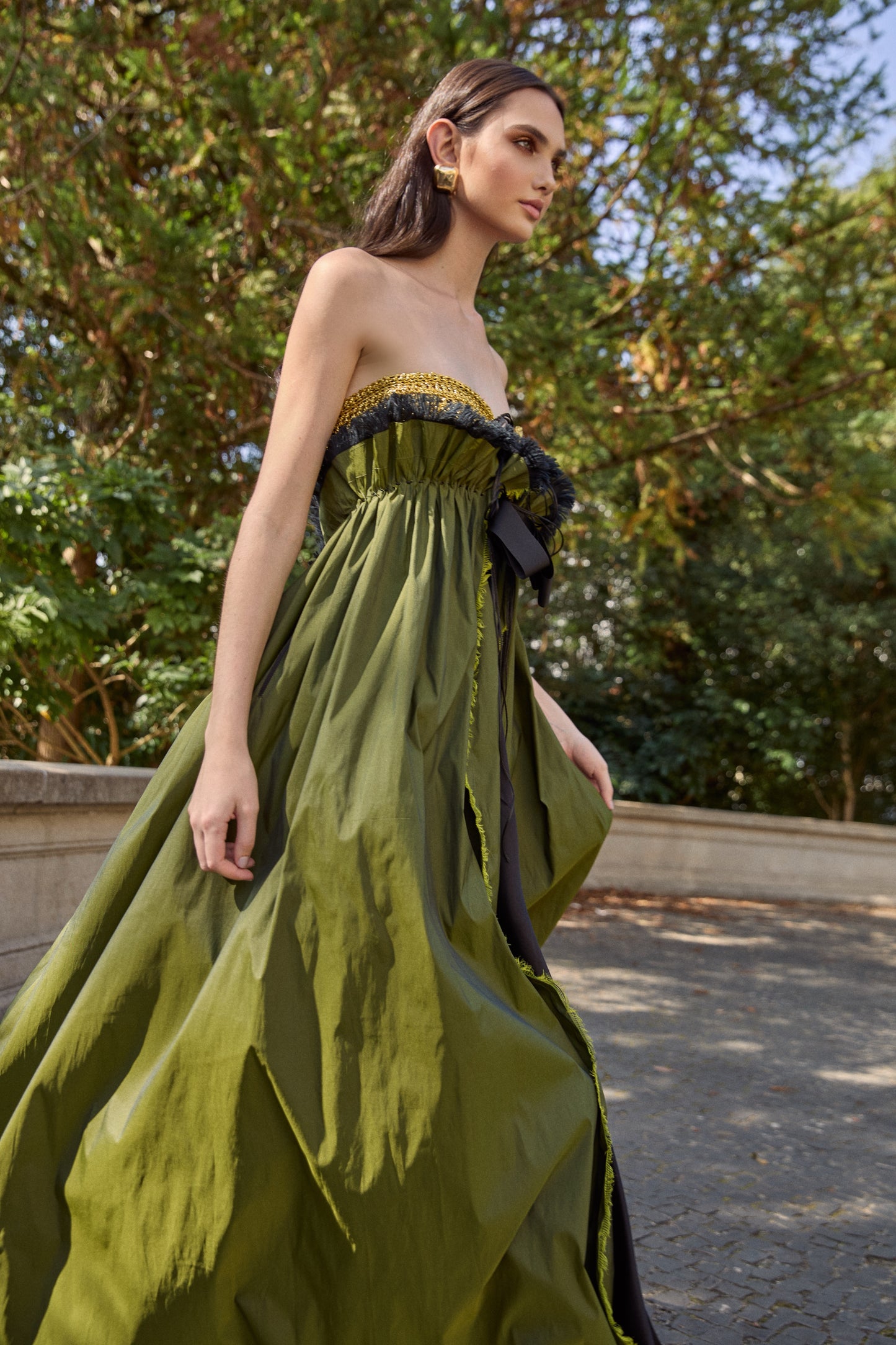 Vestido de festa longo da marca Isabela Monteiro. Bustier dourado feito à mão em croche, saia de tafetá verde chageant com detalhe franzido e desfiado à mão, com saia de cetim de seda pura preta. Decote nas costas. 