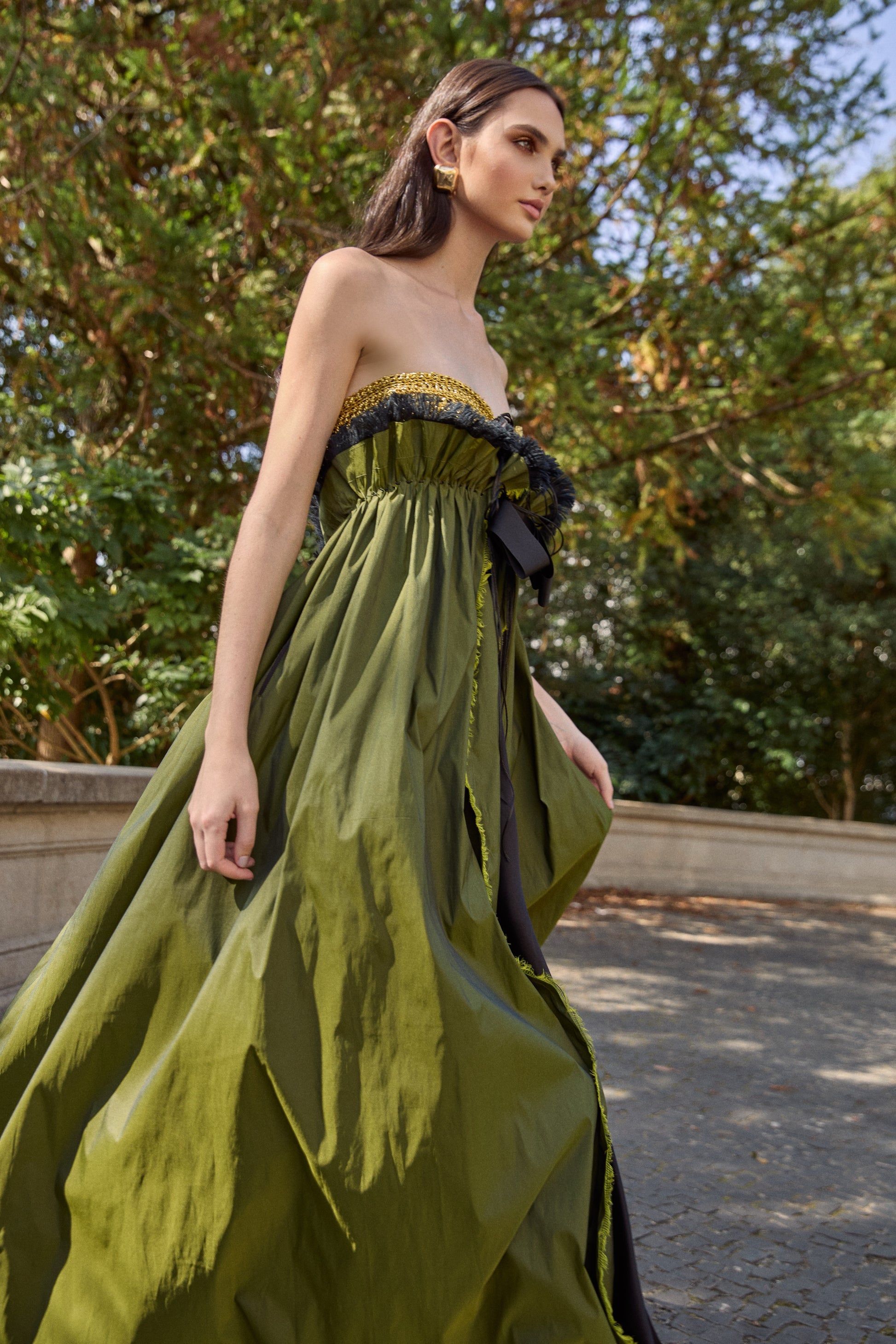 Vestido de festa longo da marca Isabela Monteiro. Bustier dourado feito à mão em croche, saia de tafetá verde chageant com detalhe franzido e desfiado à mão, com saia de cetim de seda pura preta. Decote nas costas. 