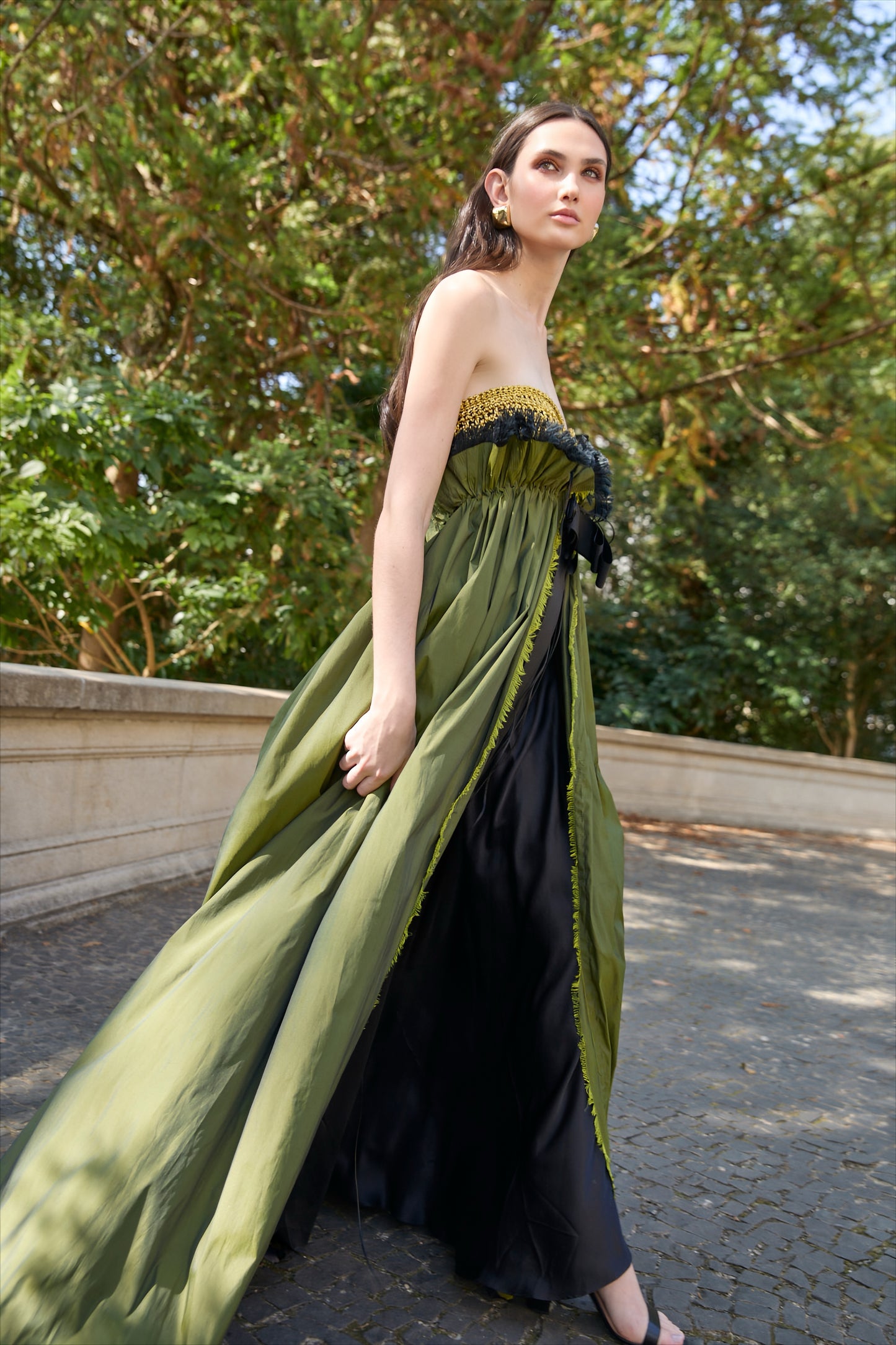 Vestido de festa longo da marca Isabela Monteiro. Bustier dourado feito à mão em croche, saia de tafetá verde chageant com detalhe franzido e desfiado à mão, com saia de cetim de seda pura preta. Decote nas costas. 