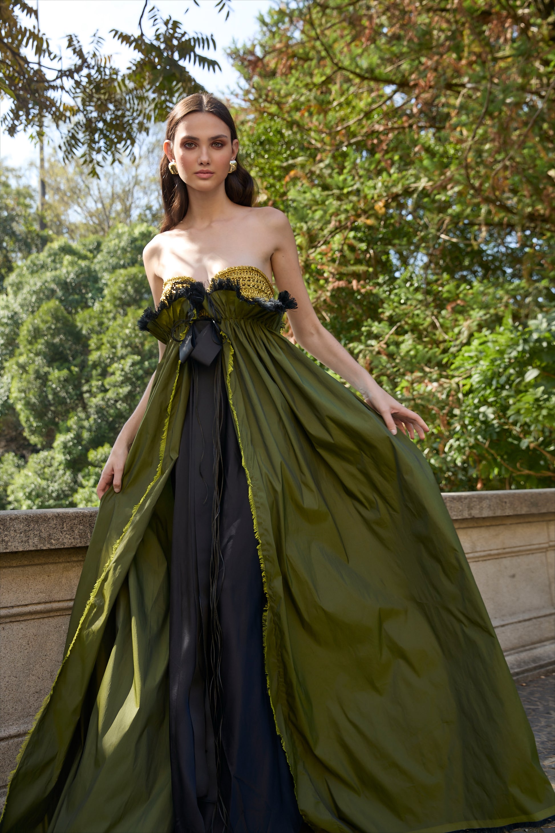 Vestido de festa longo da marca Isabela Monteiro. Bustier dourado feito à mão em croche, saia de tafetá verde chageant com detalhe franzido e desfiado à mão, com saia de cetim de seda pura preta. Decote nas costas. 