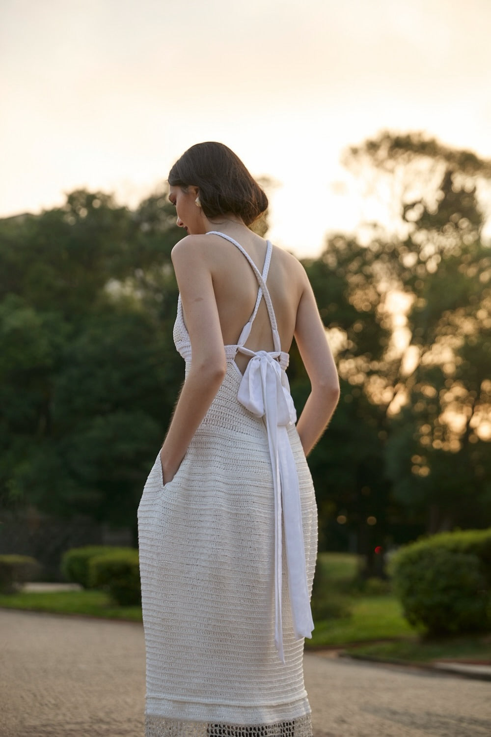 Vestido branco midi da marca Isabela Monteiro, todo feito à mão em crochê, com barrado em ponto filé e pedraria pra efeito bordado.