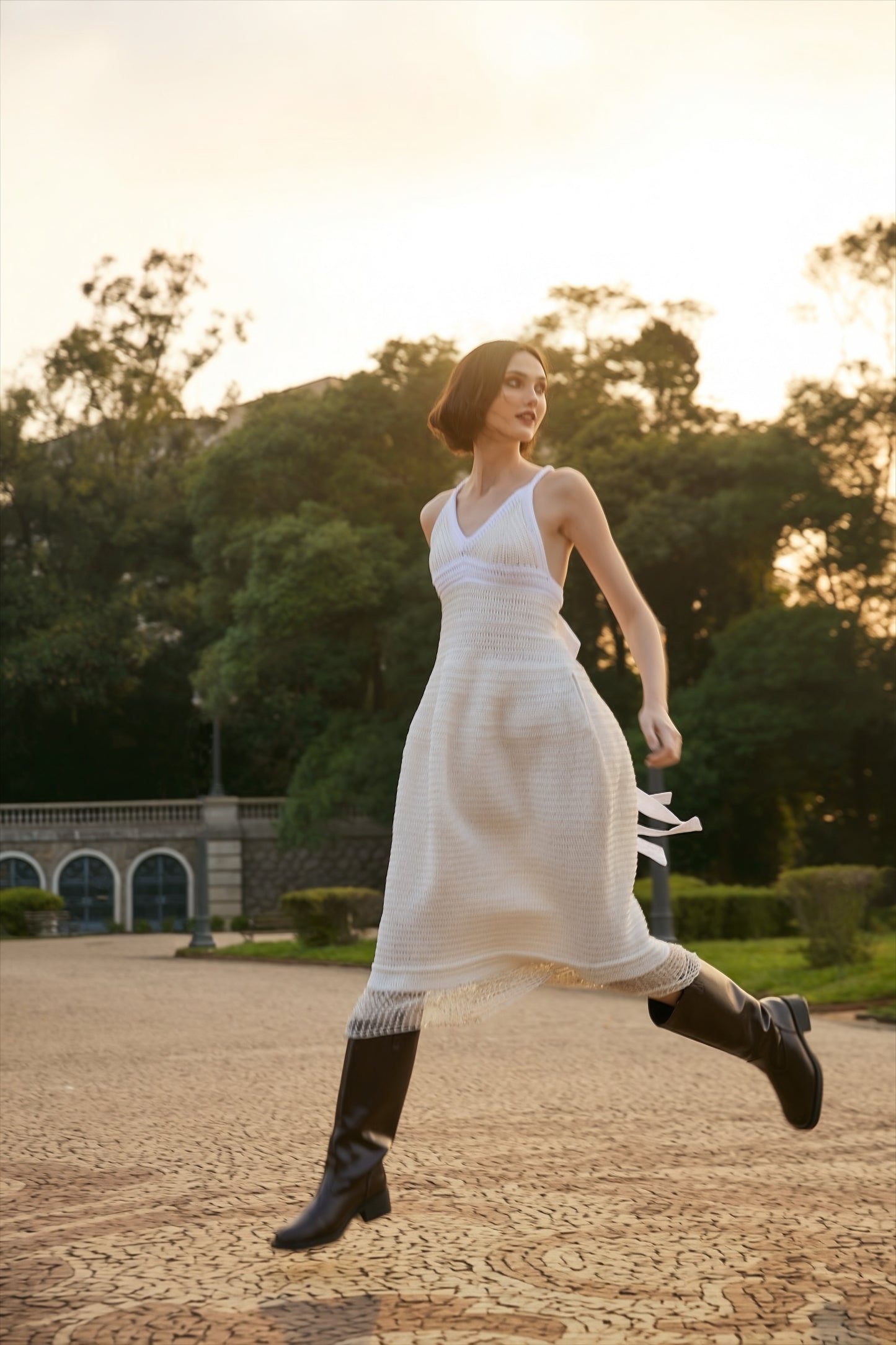 Vestido branco midi da marca Isabela Monteiro, todo feito à mão em crochê, com barrado em ponto filé e pedraria pra efeito bordado.